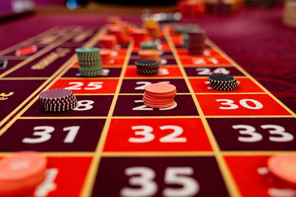 kel macau Money Train mobile app on Android phone showing bonus round with multiplier display
